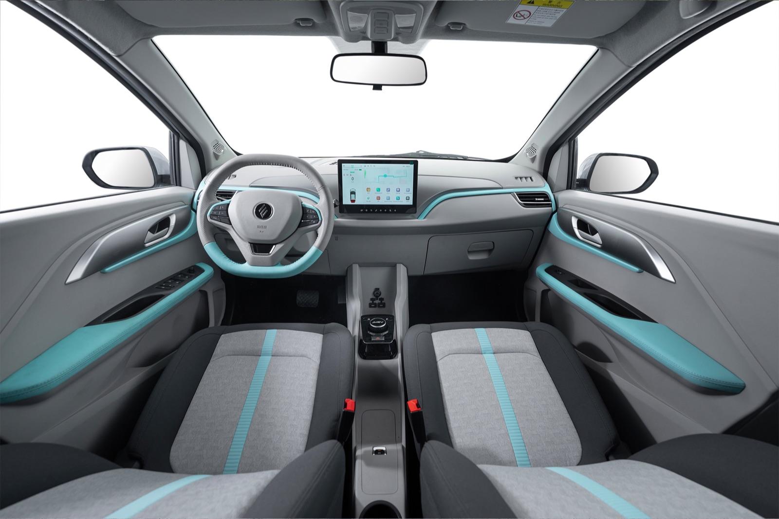 Interior del JMEV EV3 con pantalla central de 10,1 pulgadas y tapizado en dos tonos