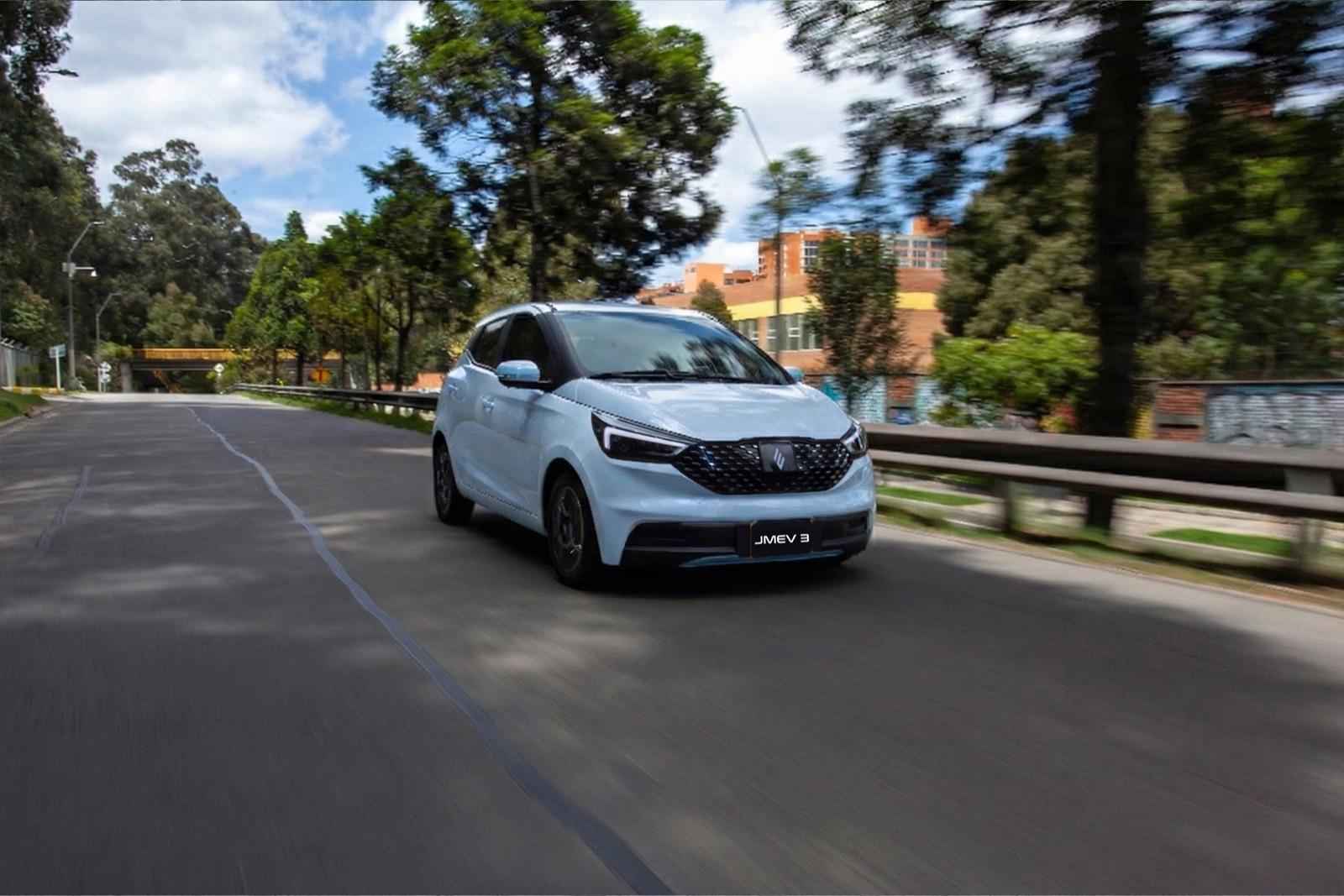 JMEV EV3 celeste en movimiento sobre la ruta