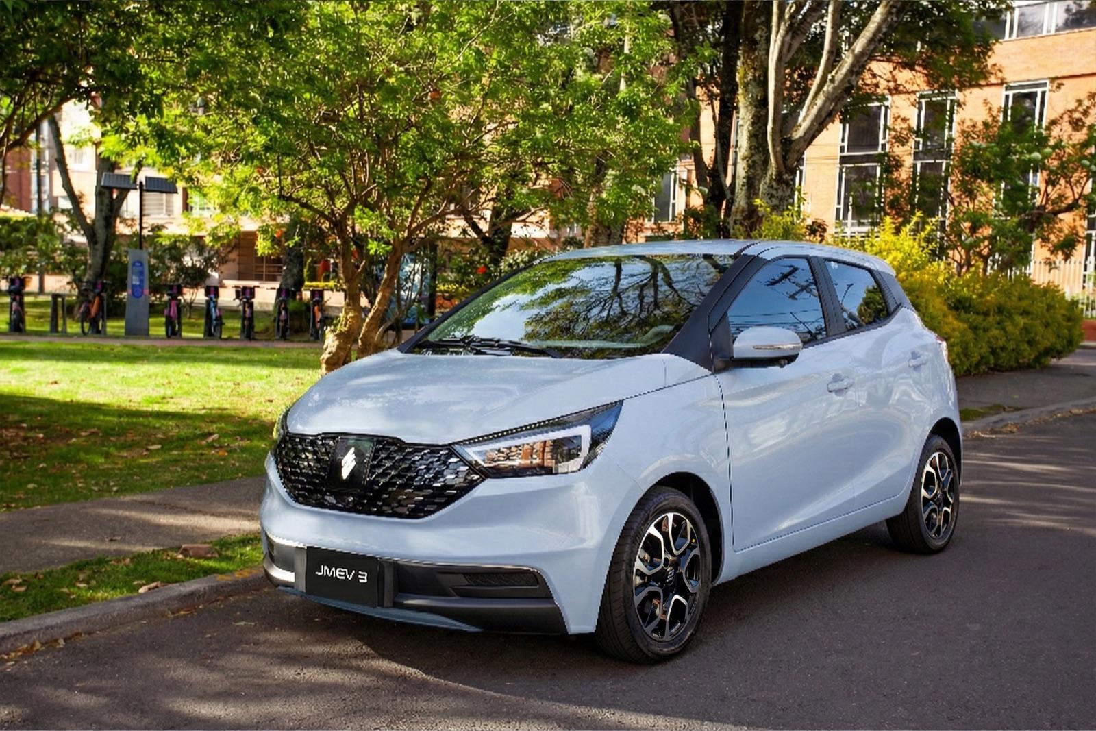 JMEV EV3 celeste estacionado en un entorno urbano arbolado